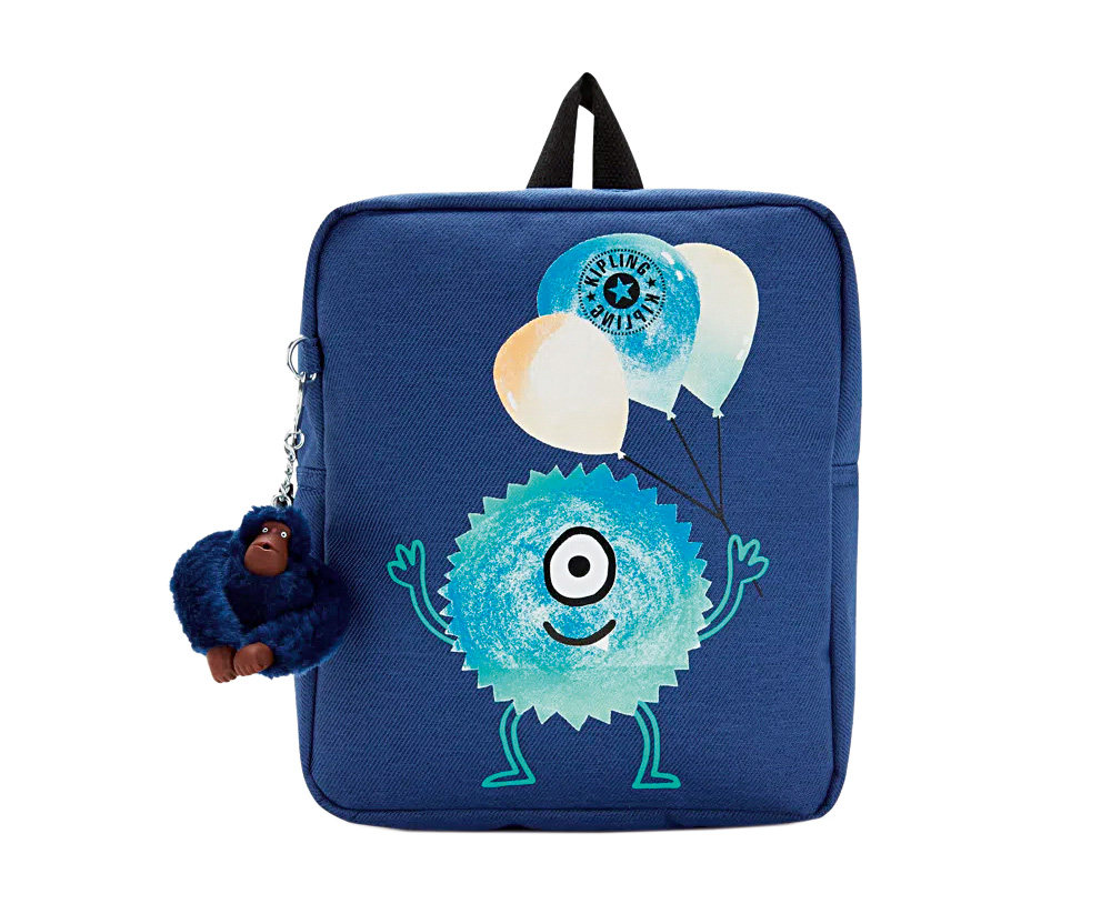 Mochila Kipling.jpg Mochila quadrada infantil da Kipling. Modelo para usar nas costas. Possui ilustração de um monstrinho azul redondo segurando balões na frente, além do chaveiro de macaco tradicional azul