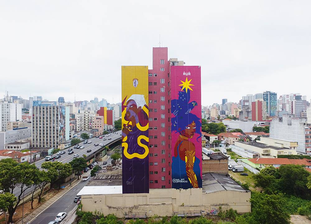 Foto mostra empenas de dois edifícios com obras de arte