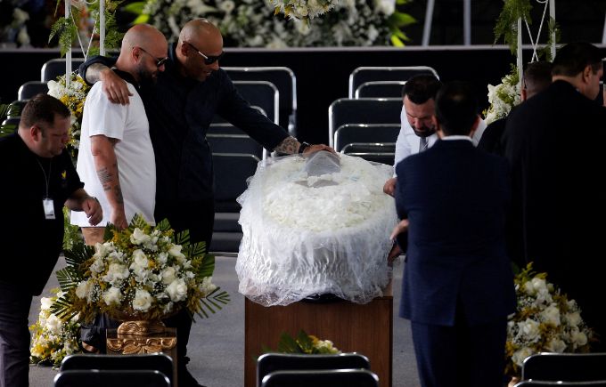 Corpo de Pelé é recepcionado por torcedores em Santos