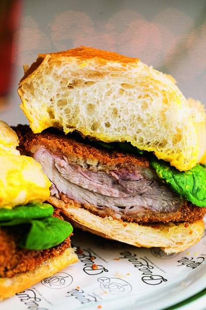 Sobrecoxa empanada dentro do pão francês com rúcula e mostarda Sobrecoxa empanada dentro do pão francês com rúcula e mostarda