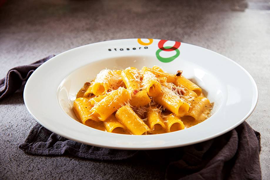 Carbonara: feito com rigatoni Carbonara: feito com rigatoni