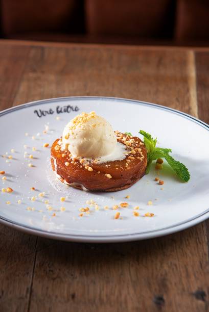 Tarte tatin: Servida morninha com sorvete de baunilha Tarte tatin: Servida morninha com sorvete de baunilha