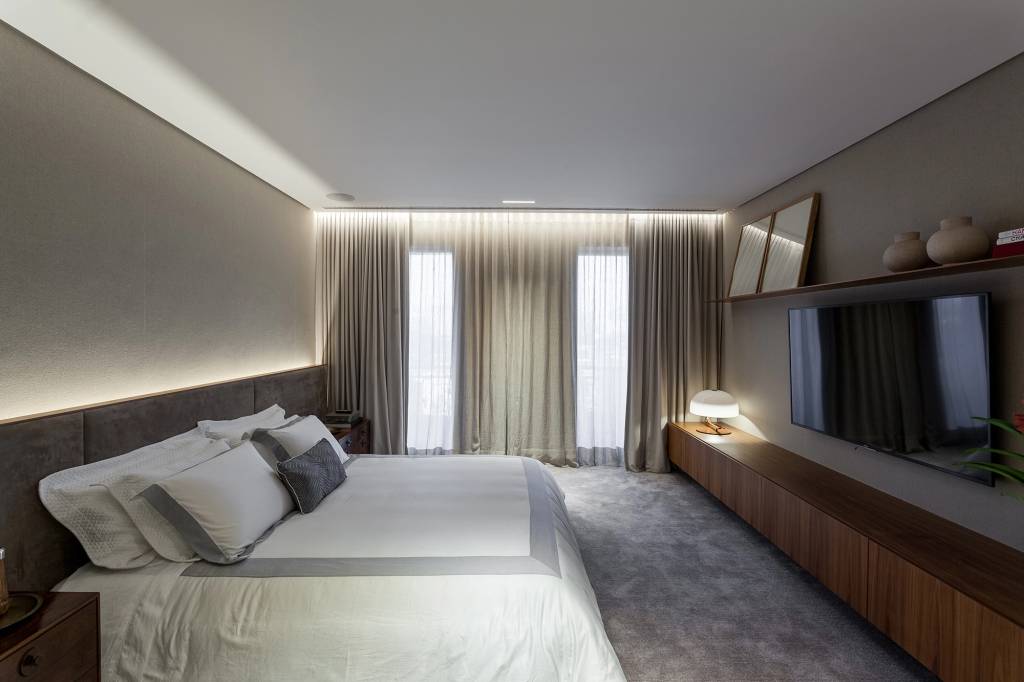 Estante com iluminação cênica é a protagonista deste apê de 815 m²