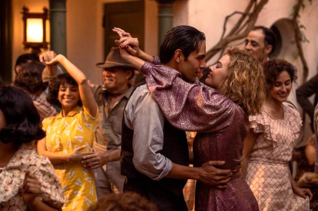 filmes esperados – Paramount Pictures Casal dança e sorri um para o outro em cena do filme