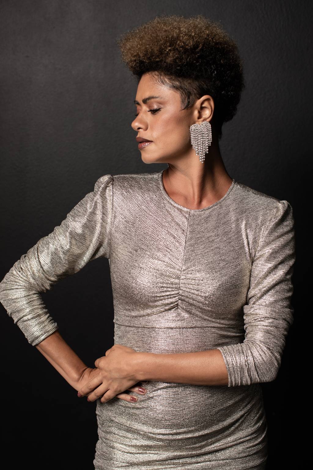 Ana Flávia Cavalcanti (Jorge Bispo-Divulgação) (2) Mulher negra posa olhando para o lado com mão na cintura e vestido prata.