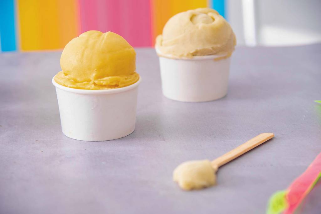Cajá , Umbu – Cangote Sorvetes Nordestino Dois potes de sorvete, à esquerda mais amarelo e o da direita, mais claro