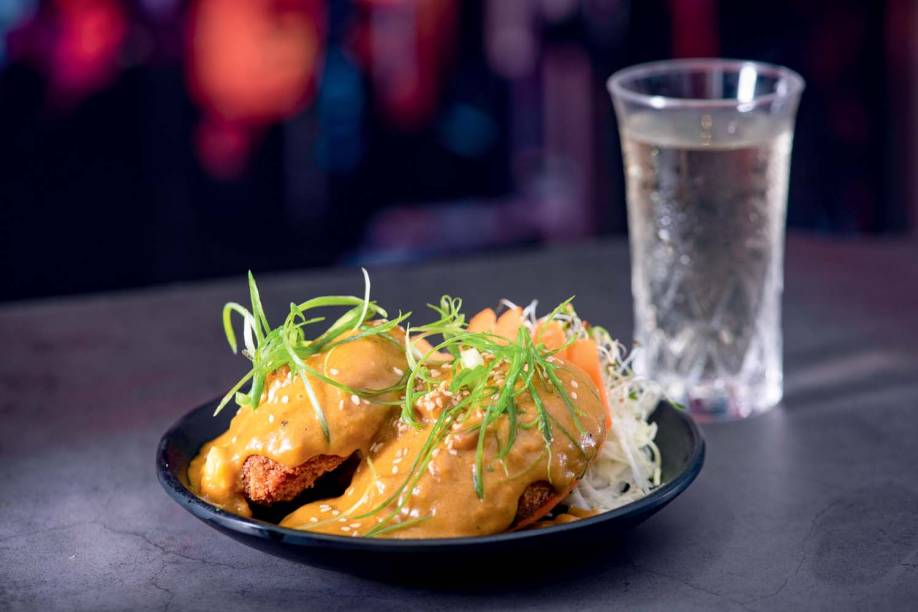 Katsu baga kare: bolinho de carne recheado de queijo muçarela e empanado