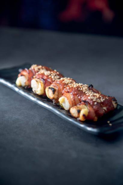 Bacon tteokkochi: espetinho de massa de arroz com bacon Bacon tteokkochi: espetinho de massa de arroz com bacon