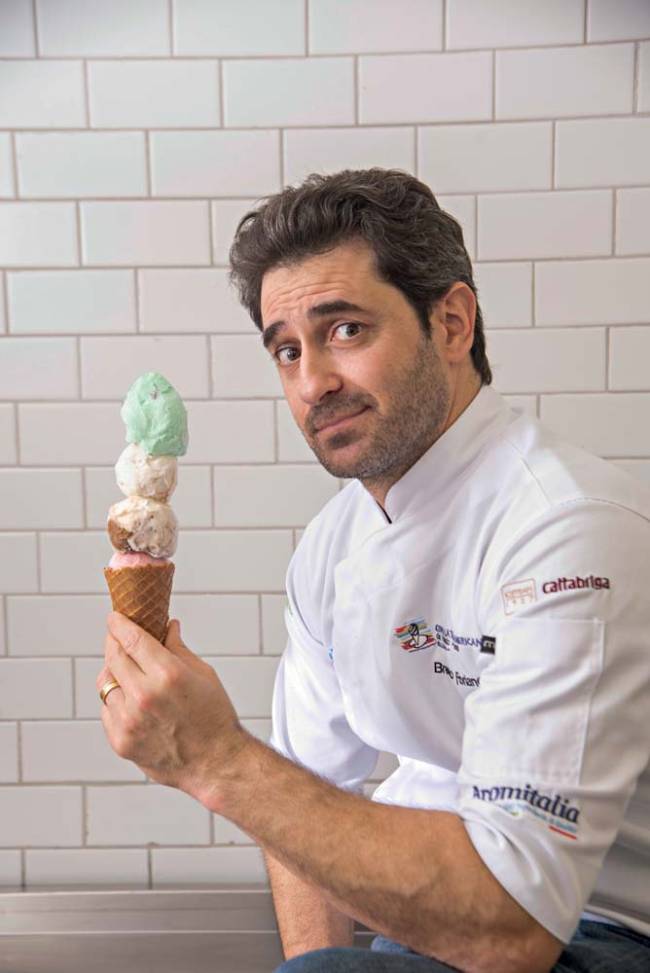 Brenno Floriano Gelateria San Lorenzo Chef segura sorvete usando dolma