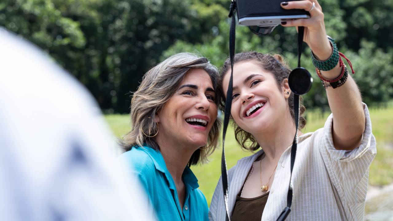 Gloria Pires e Maisa: protagonistas de Desapega sorriem para a câmera