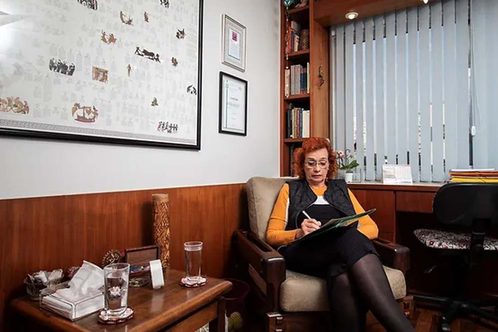 Maria Raymunda Ribeiro &eacute; psic&oacute;loga cl&iacute;nica, analista junguiana, consultora na &aacute;rea da sa&uacute;de e do desenvolvimento, palestrante e professora. Formadora e facilitadora de medita&ccedil;&atilde;o em sa&uacute;de pela Unifesp. Possui ainda qualifica&ccedil;&atilde;o em MBTI &mdash; Myers Briggs Type Indicator, especializa&ccedil;&atilde;o em terapia psicomotora, cinesiologia, quirofon&eacute;tica e massagem oriental.