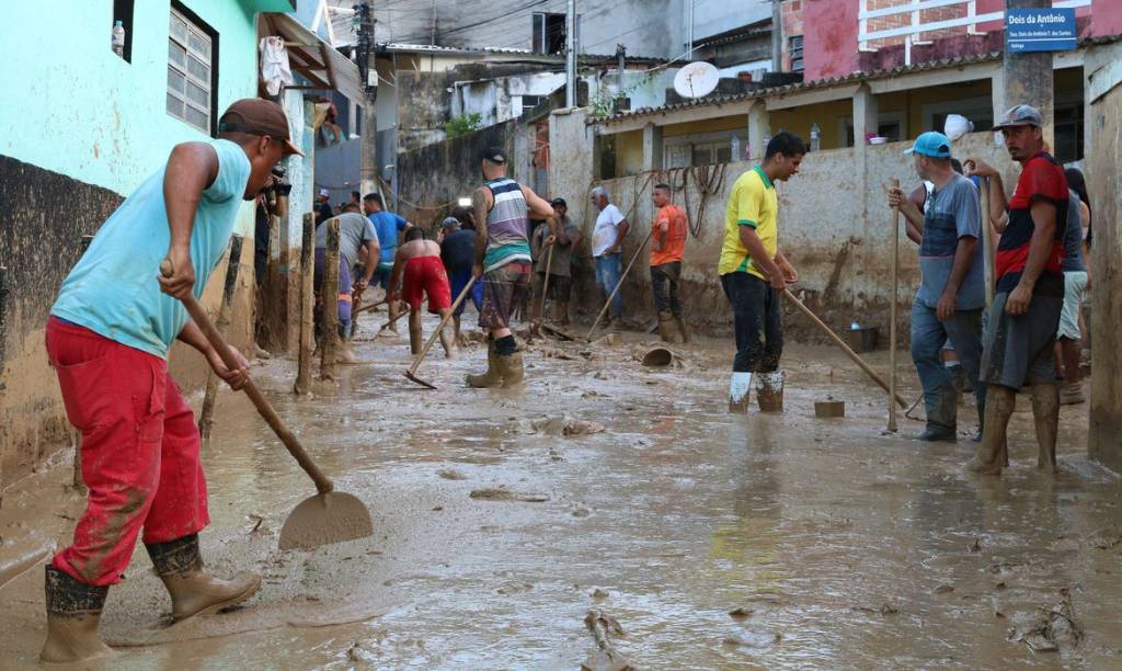 Número de mortes confirmadas no litoral norte de SP chega a 64