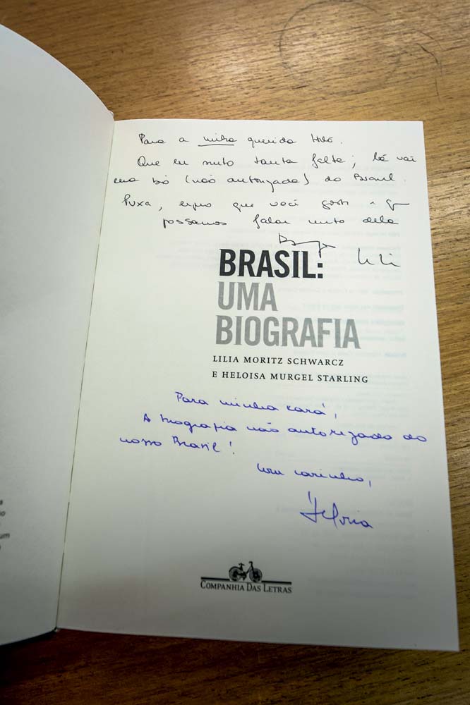 Sebinho da Helô Imagem mostra página de livro com dedicatórias escritas a caneta