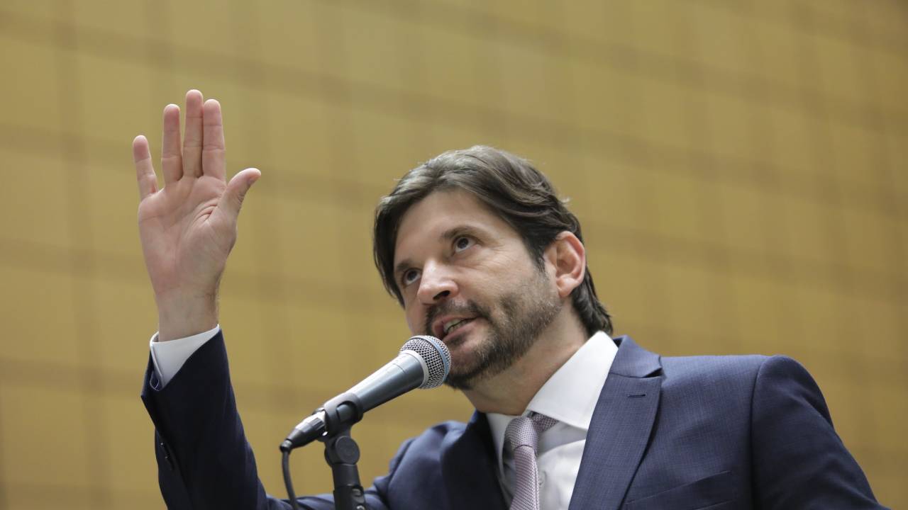Deputado André do Prado.