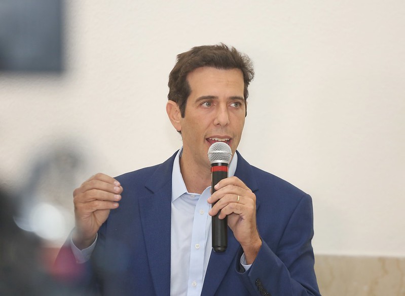 Renato Feder, secretário da educação, agora defende “livro de verdade”