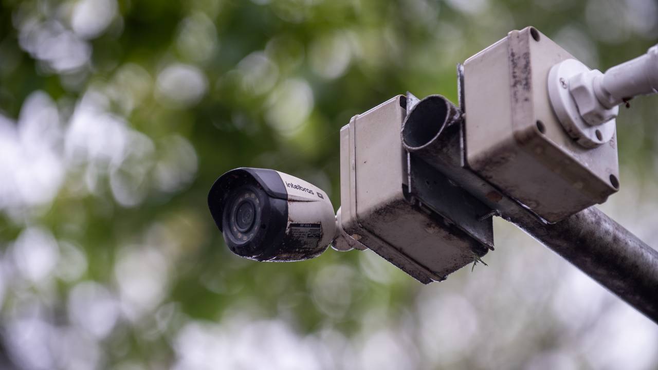 Câmera de monitoramento em rua de São Paulo.