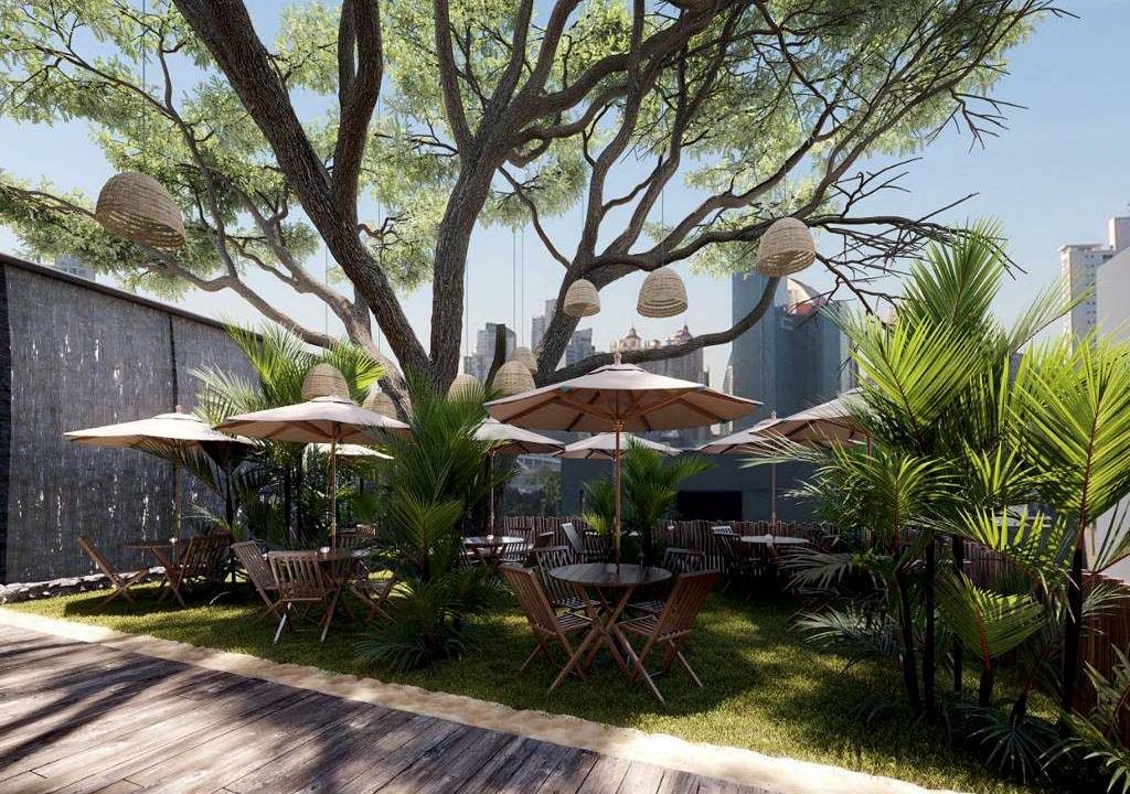 Espaço aberto com passarela em madeira e jardim com ombrelones