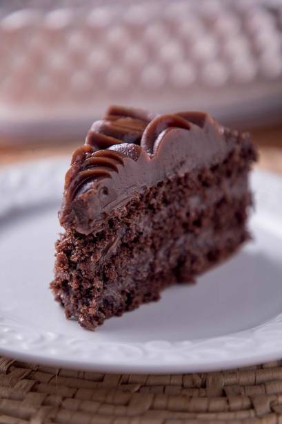 Bolo de brigadeiro: camadas de massa de chocolate intercaladas com brigadeiro cremoso