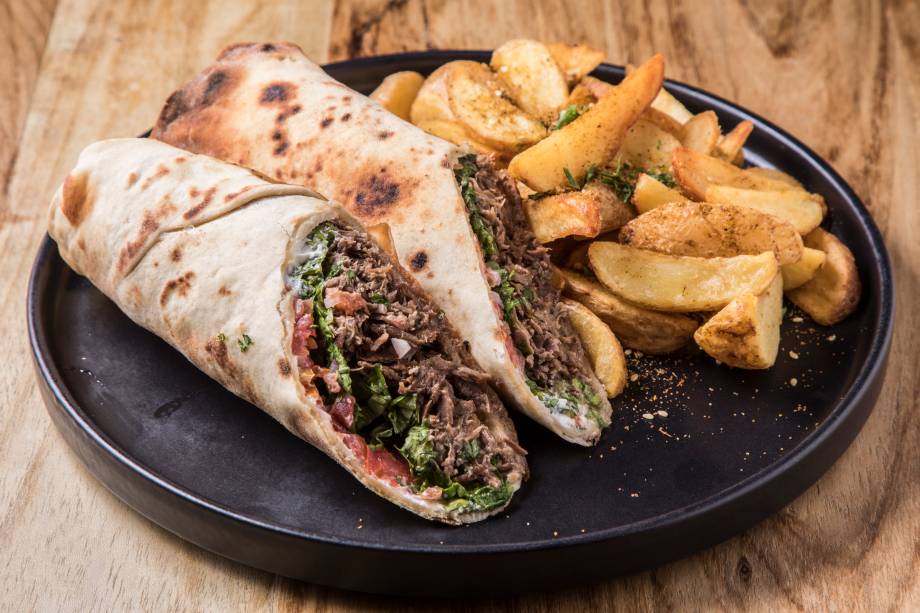 Chawarma de cordeiro do Azay: carne marinada por doze horas antes de ir ao forno por mais seis Chawarma de cordeiro do Azay: carne marinada por doze horas antes de ir ao forno por mais seis