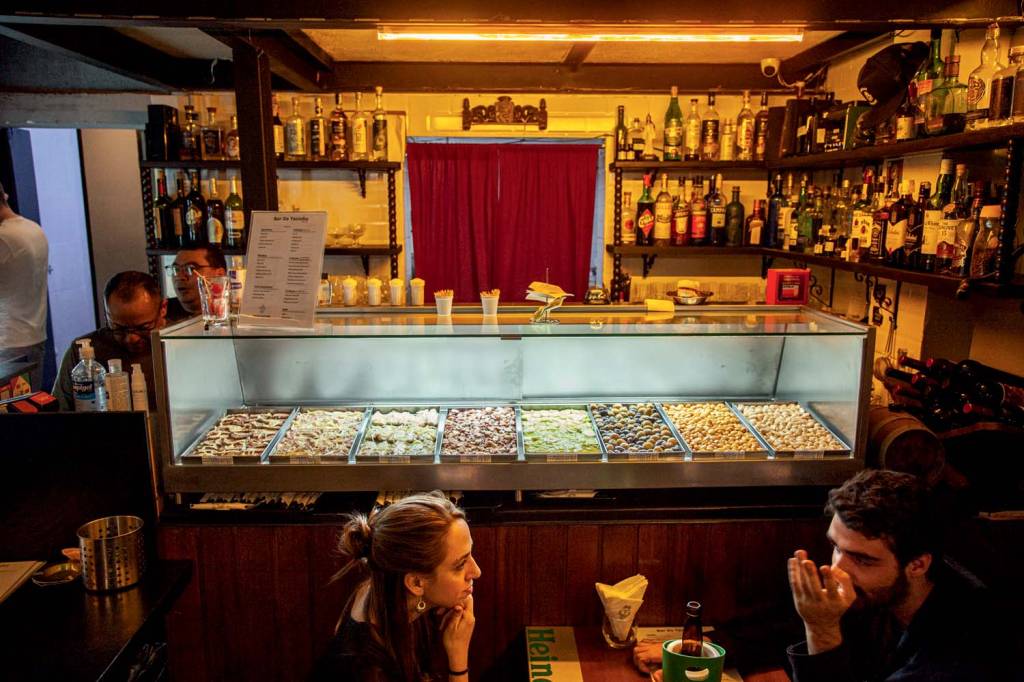 Bar do Toninho Imagem mostra interior de bar com vitrine mostrando petiscos à venda