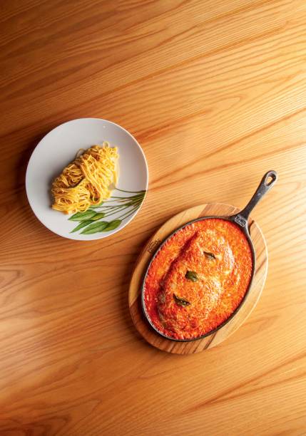 Filé à parmigiana: empanado gratinado, acompanhado por tagliolini na manteiga com sálvia