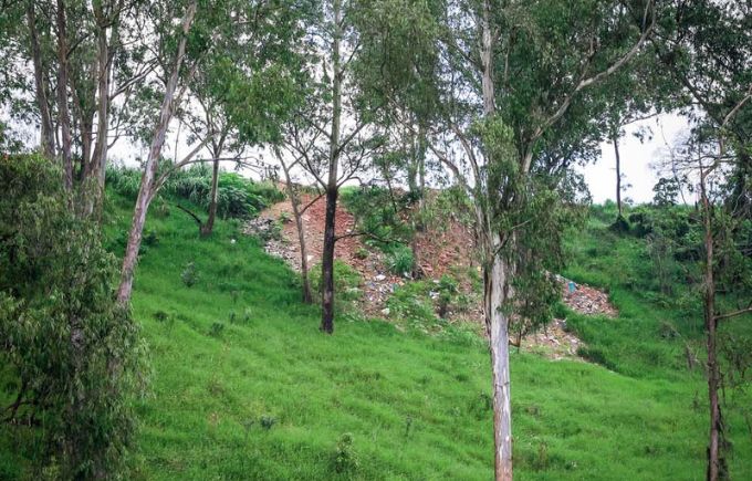 GUARAPIRANGA_15.JPG Despejo irregular de restos de materiais de construção em encosta de represa da Guarapiranga