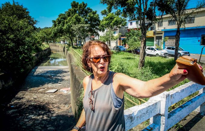 GUARAPIRANGA_6.JPG Aposentada Walkíria Lopes Antonini, 67, mora perto de um córrego que deságua na Guarapiranga: “Mau cheiro é insuportável e só piora”