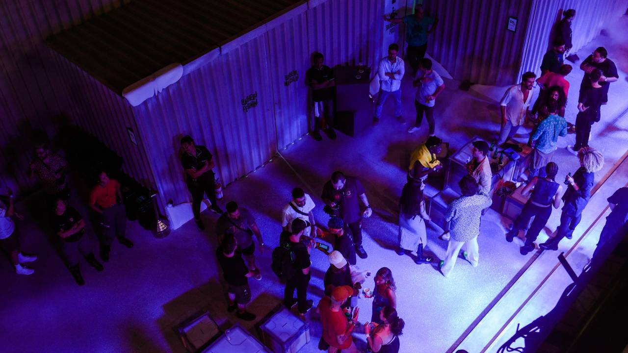 Imagem vista de cima de pessoas em um bar