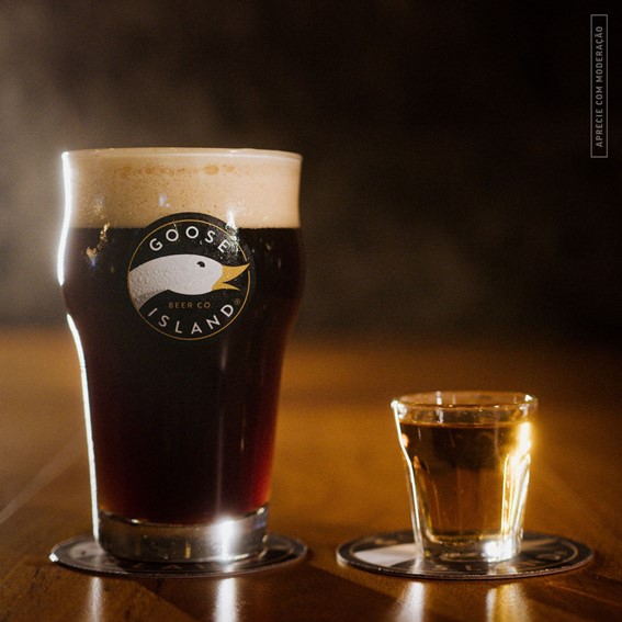 Pint de cerveja com dose de destilado ao lado