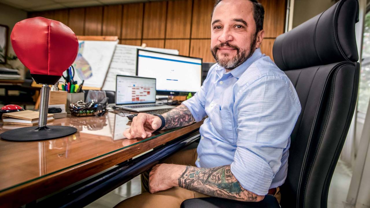 Leonardo Casal em seu gabinete. Ele está de camisa formal azul claro