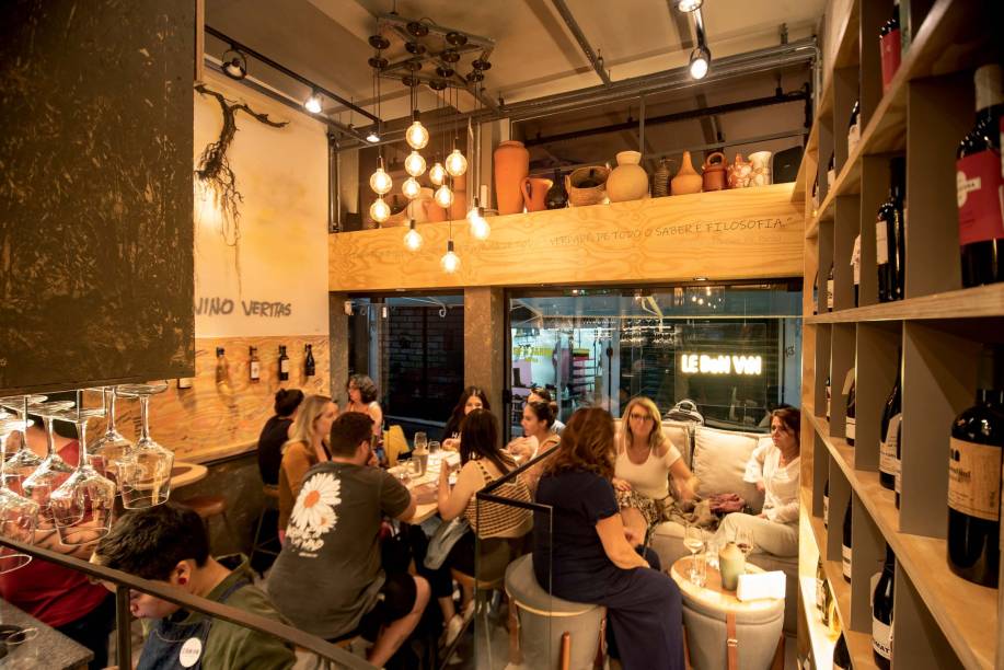 Le Bon Vin: loja e bar em galeria Le Bon Vin: loja e bar em galeria