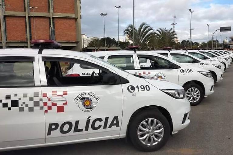 Imagem exibe fileira de viaturas brancas.