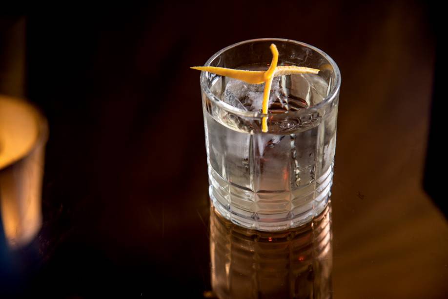 Cloudy negroni: cordial de pimenta, vermute branco e Campari clarificado Cloudy negroni: cordial de pimenta, vermute branco e Campari clarificado