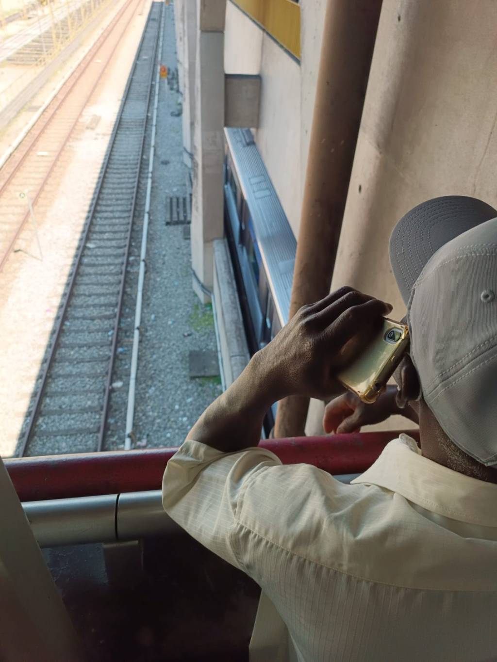 Passageiro aguarda a retomada da Linha 1 – Vermelha. Passageiro aguarda a retomada da Linha 1 - Vermelha.