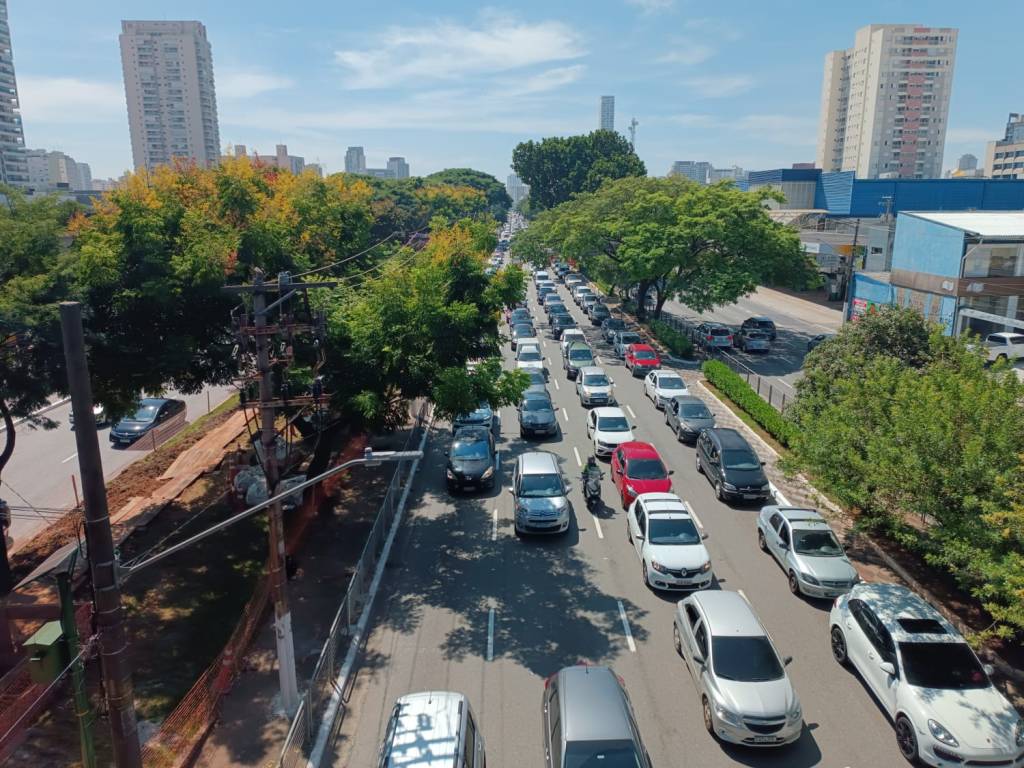 Greve no metrô deixa ônibus lotados, congestionamento e rodízio é suspenso