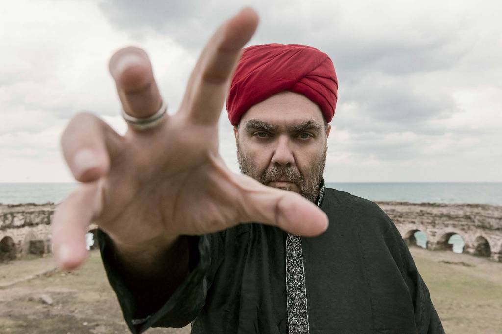 André Abujamra apresenta dois discos em um show