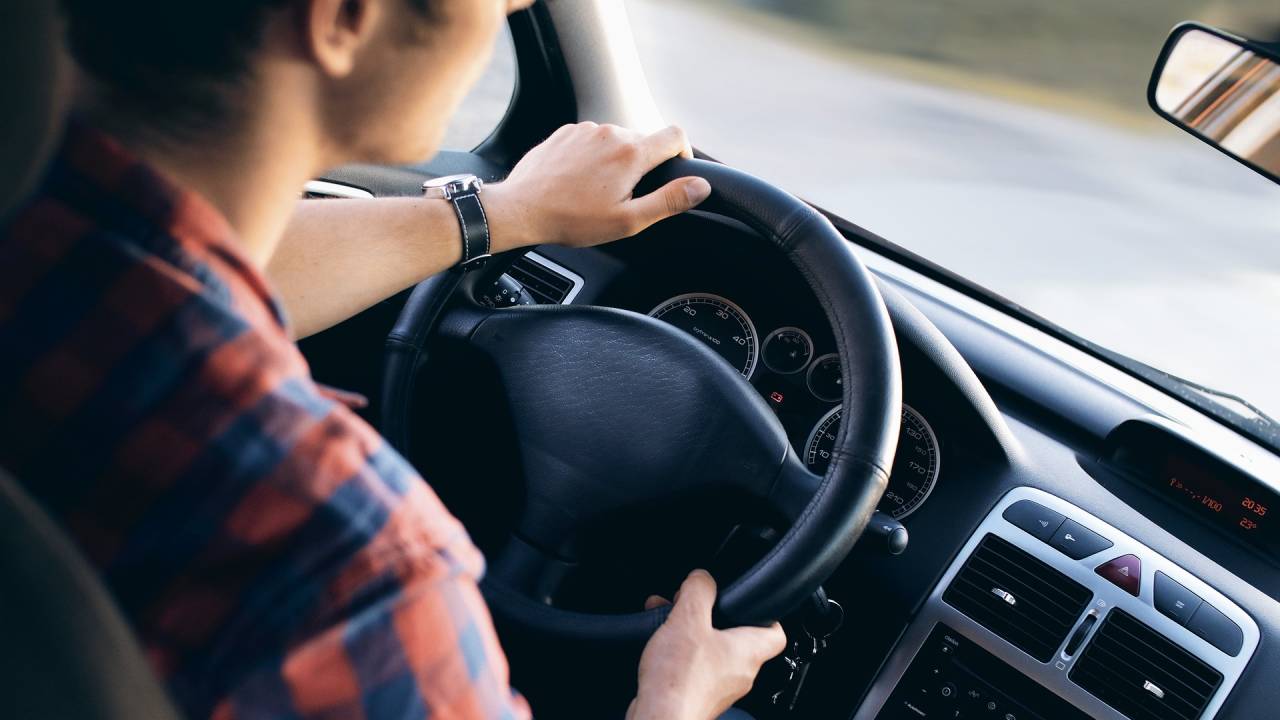 motorista dirigindo um carro