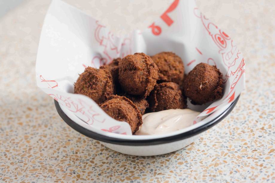 Faláfel: porção de oito unidades servida com tahine Faláfel: porção de oito unidades servida com tahine