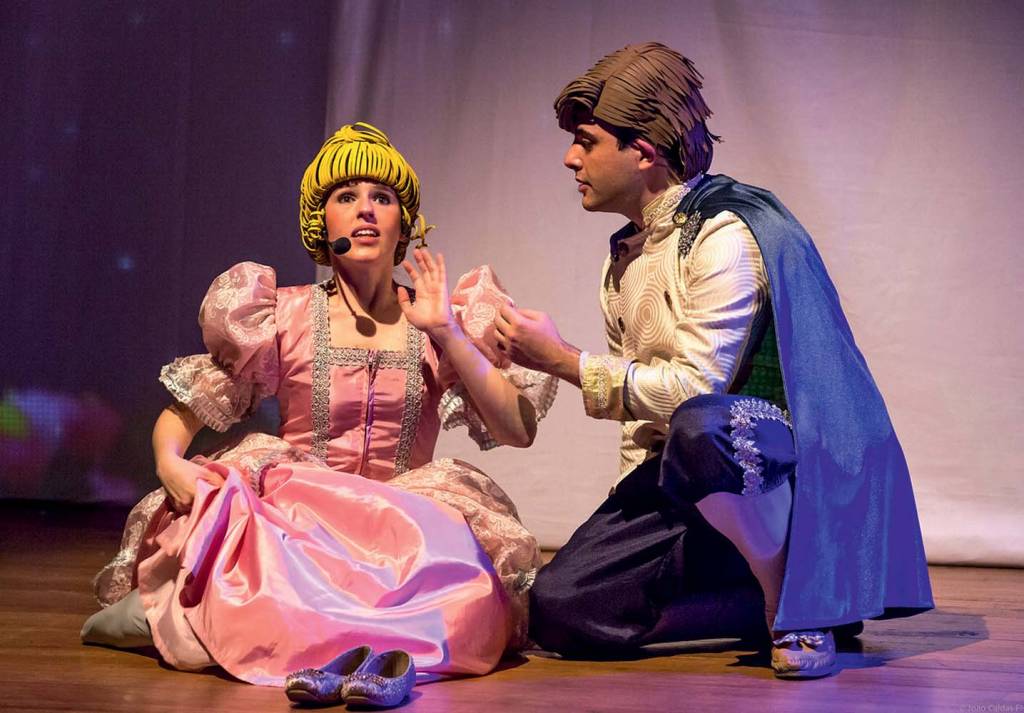 Dupla de atores interpreta todos os personagens de ‘Cinderela’