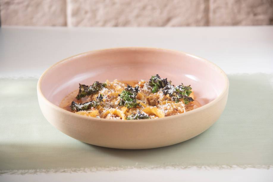 Tortelli fresco: recheado de escabeche de abobrinha, mascarpone, muçarela e queijo Tulha ao melaço de cebola, avelãs e couve cavolo nero Tortelli fresco: recheado de escabeche de abobrinha, mascarpone, muçarela e queijo Tulha ao melaço de cebola, avelãs e couve cavolo nero