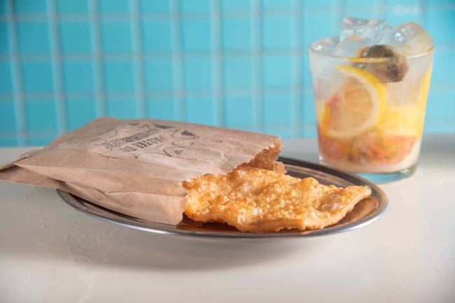 Pastel de palmito – Escarceu Palmito em papel de pão em bandeja de metal