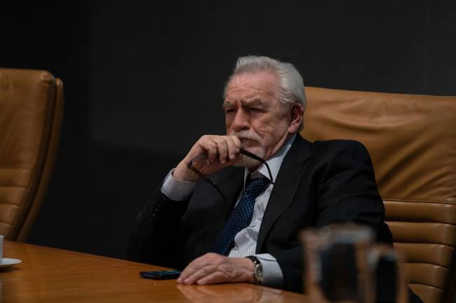 succession – credito hbo Logan Roy, de Succession, sentado em uma mesa com semblante preocupado