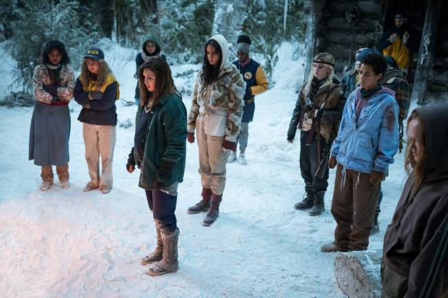 Diversas meninas assustadas em floresta cheia de neve