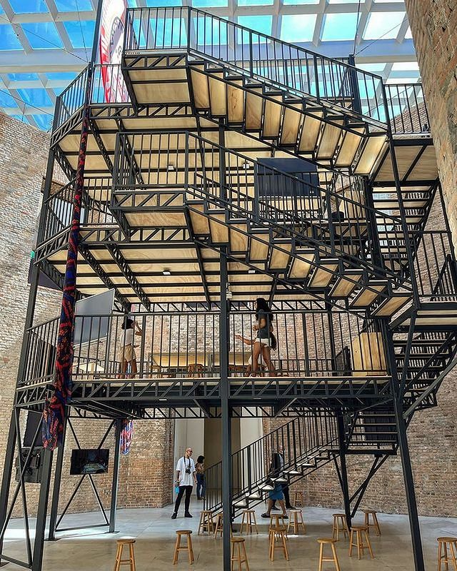 pinacoteca uma grande escadaria com muitos degraus