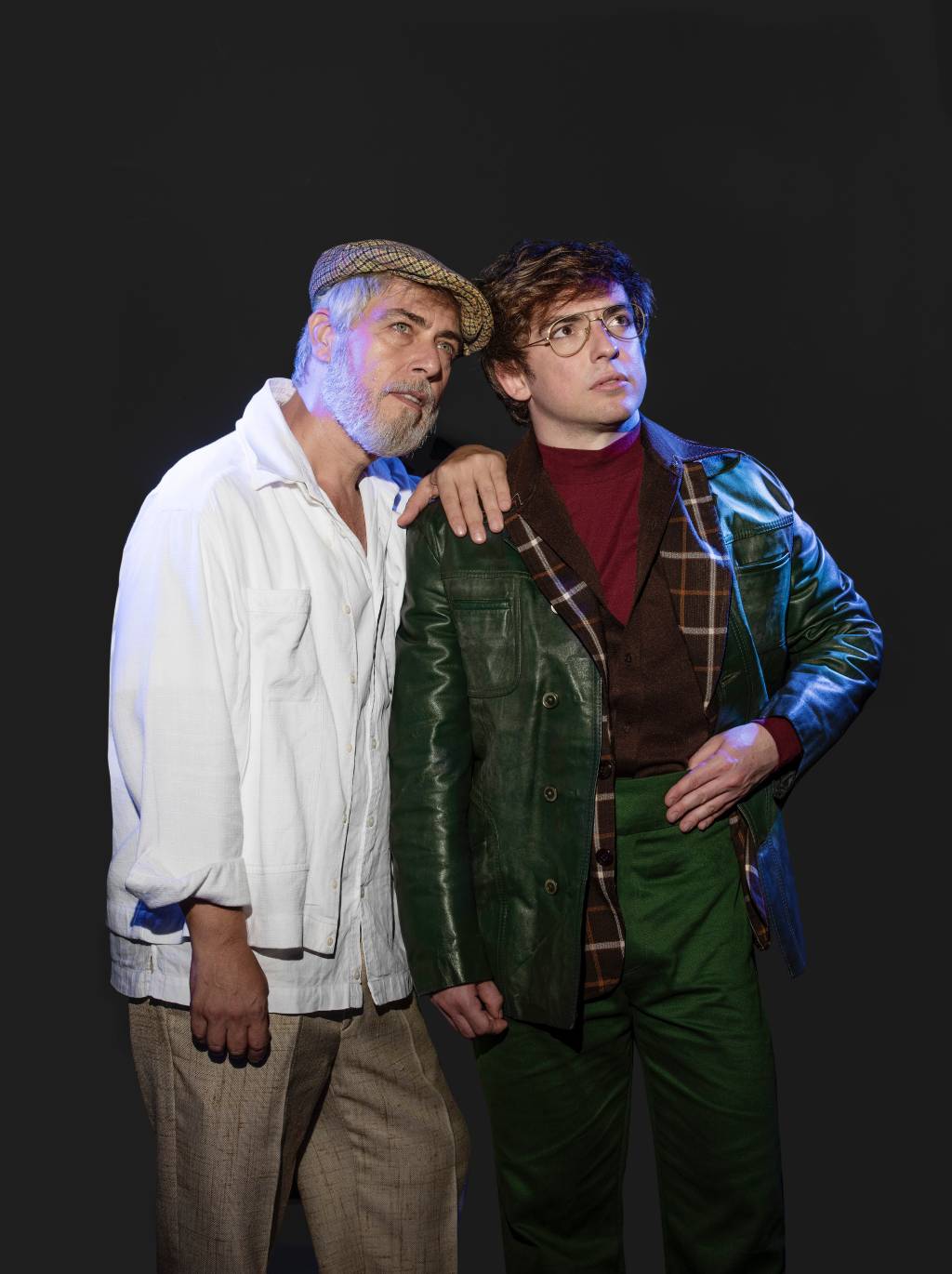 Anderson Muller e Giovani Tozzi (Priscila Prade-Divulgação) Dois homens posam olhando à direita. O da esquerda é grisalho e veste camisa branca. O da direita, mais jovem, veste jaqueta preta e camiseta cor de vinho.