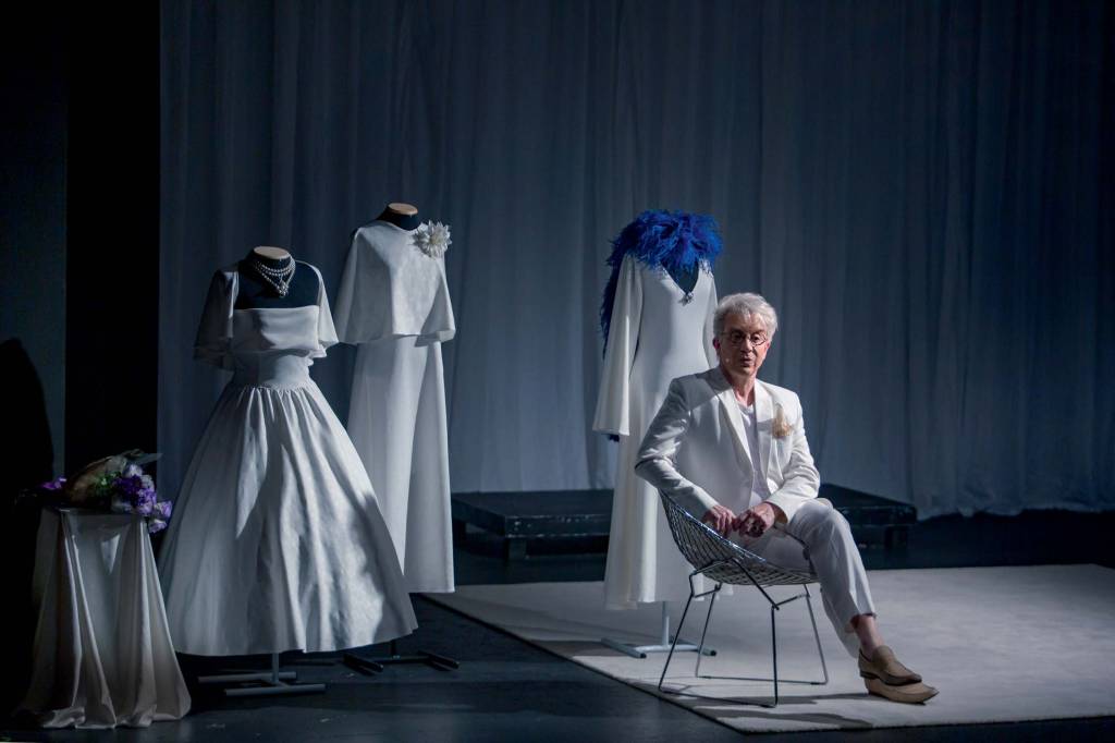 Eduardo Martini vive Clodovil Hernandes em monólogo