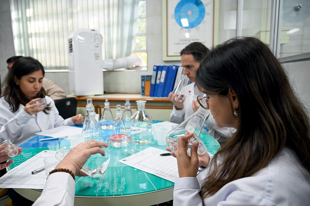 Aroma de pântano e notas de piscina: como é degustar água na Sabesp