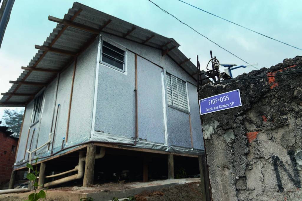 Favela dos Sonhos Imagem mostra construção com placa azul com CEP