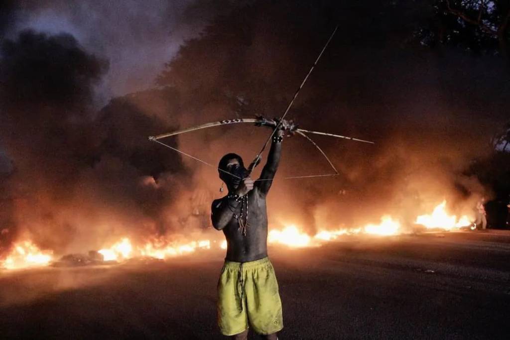 PM reprime ato indígena com bombas de gás na Rodovia dos Bandeirantes