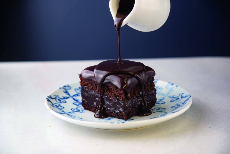 Bolo de chocolate: acompanha jarrinha com calda